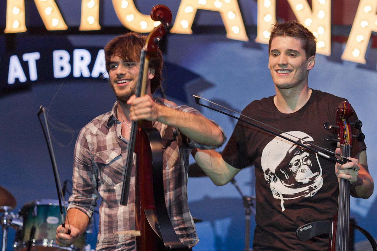 Os violoncelistas Stjepan Hauser e Luka Šulić, do 2Cellos, tocando ao ar livre