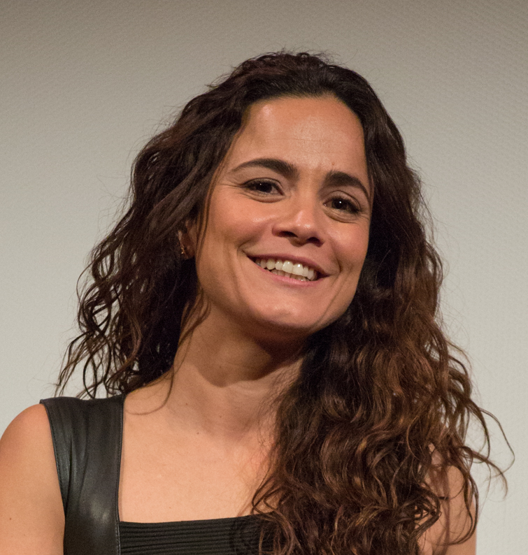 Alice Braga, de cabelo escuro e camisa clara, fala em um painel do ATX Television Festival