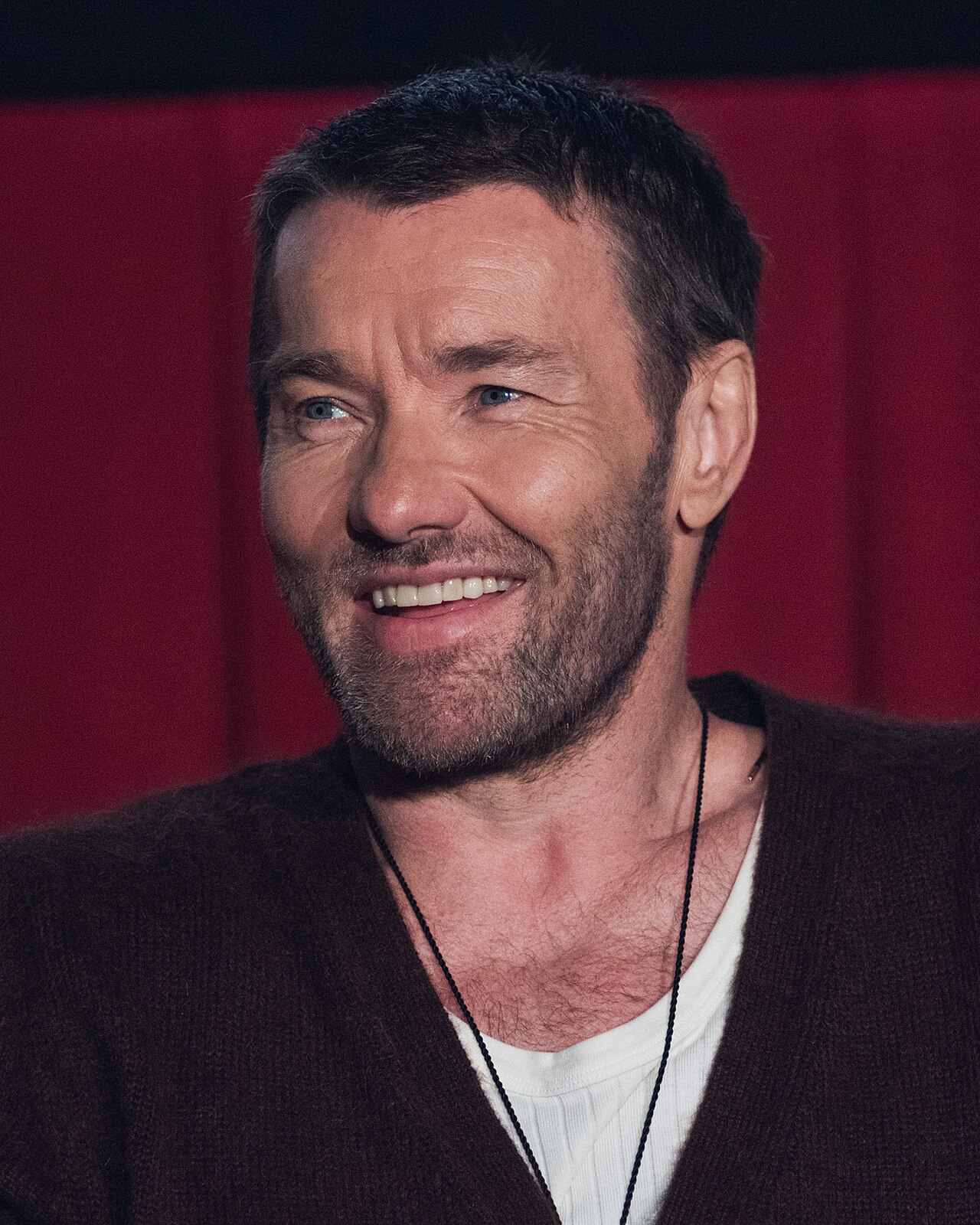 Joel Edgerton, de barba, sorri durante uma sessão de perguntas e respostas