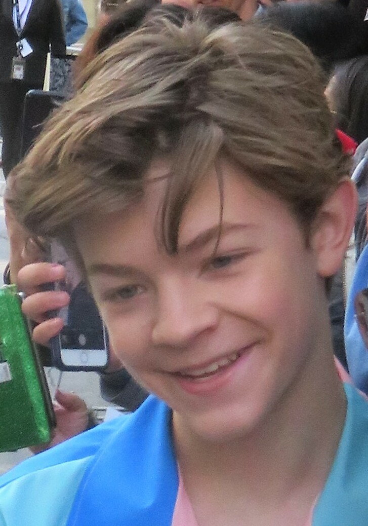 Oakes Fegley, jovem de cabelo castanho, em entrevista coletiva no Festival de Toronto
