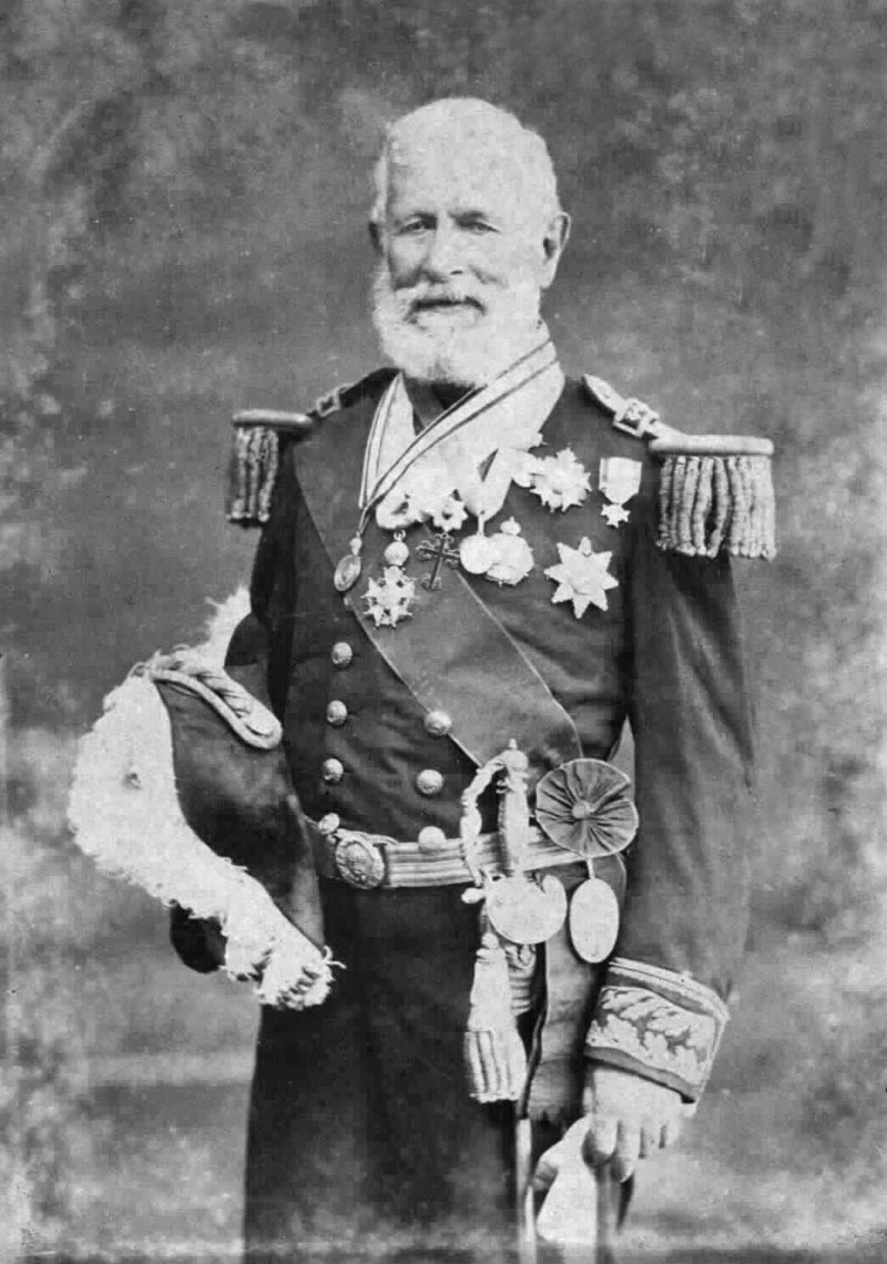Fotografia de Francisco Manuel Barroso da Silva idoso, de barba branca, em uniforme de almirante com condecorações no peito