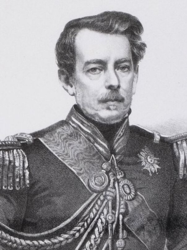 Retrato em litografia de um homem de meia-idade, cabelo ondulado e bigode, com farda de gala bordada, dragonas e uma condecoração em forma de estrela no peito