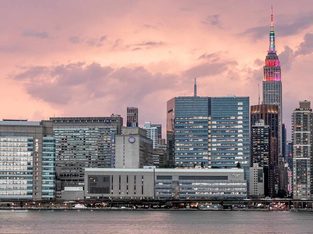 Prédios do NYU Langone Medical Center à beira do East River, em Manhattan, vistos do outro lado do rio ao entardecer