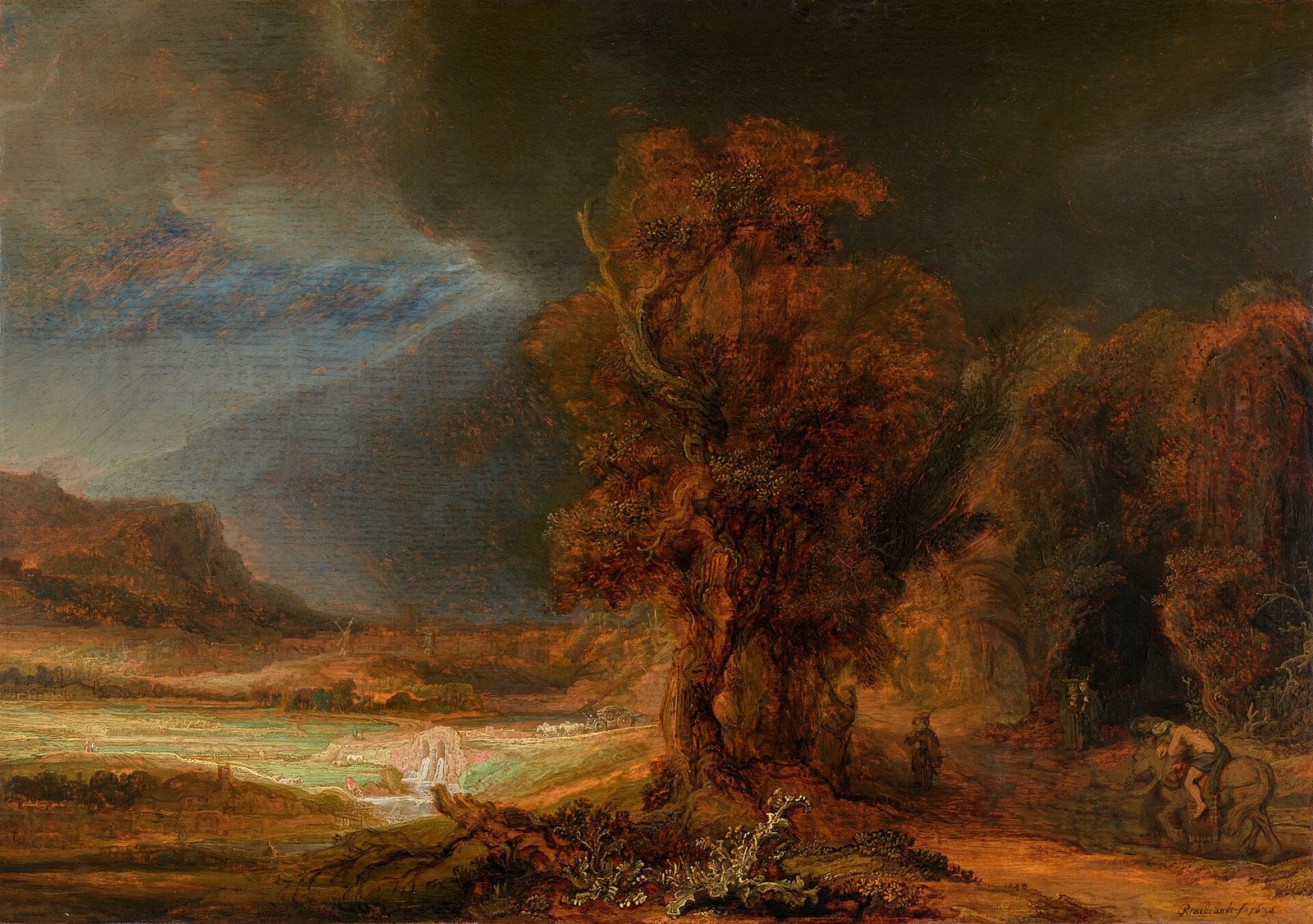 Pintura de uma paisagem ampla com árvores, um rio e um céu nublado, com figuras pequenas que levam um ferido até uma hospedaria à direita