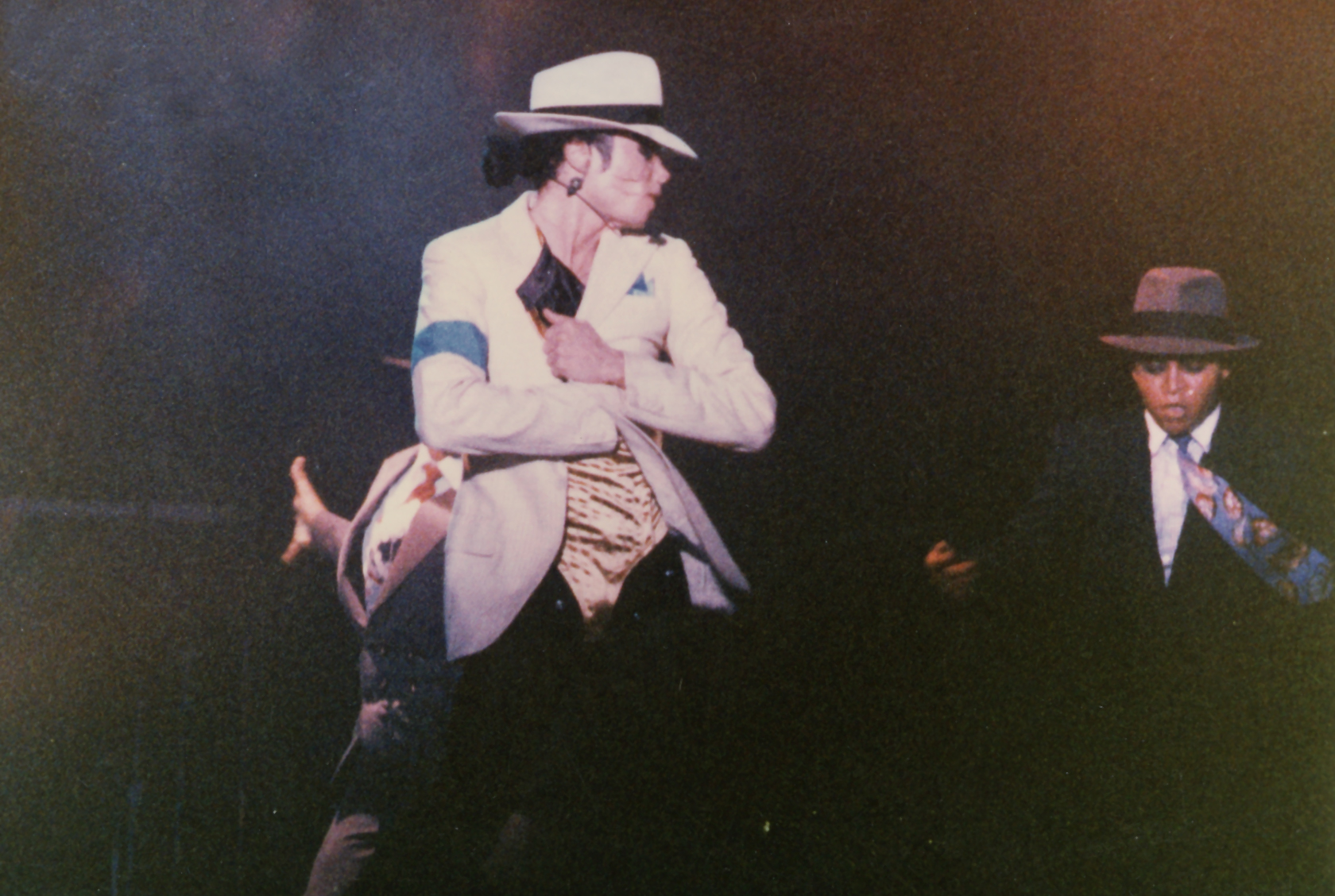 Michael Jackson canta "Smooth Criminal" de terno claro e chapéu fedora, em Monza, em 1992